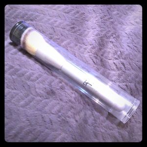 It Angled Buffing Foundation Brush